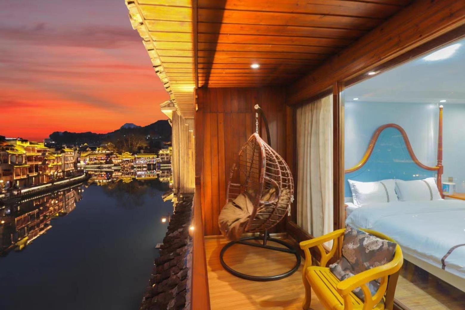 Fenghuang Ancient Town Lazy Cat Riverside Inn Exterior photo